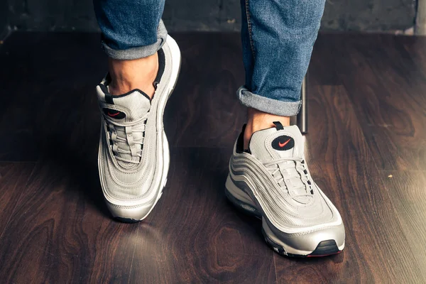 Yeni renkli ve güzel Nike Air Max koşu ayakkabıları, spor ayakkabıları, spor ayakkabıları soyut arka planda bir marka kutusu olan logoyu gösteren ayakkabılar. Spor ve günlük ayakkabı konsepti. Kyiv, Ukrayna-4 Ağustos 2018
