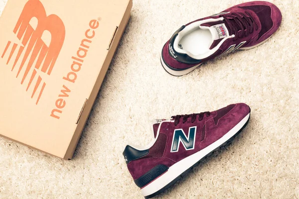 Piękne Kolorowe Ładne Buty Biegania New Balance Trampki Trenery Pokazujące — Zdjęcie stockowe