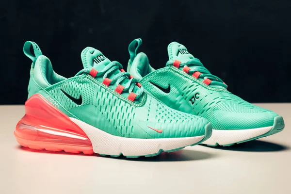 Yeni Güzel Renkli Güzel Nike Air Max Koşu Ayakkabıları Spor — Stok fotoğraf