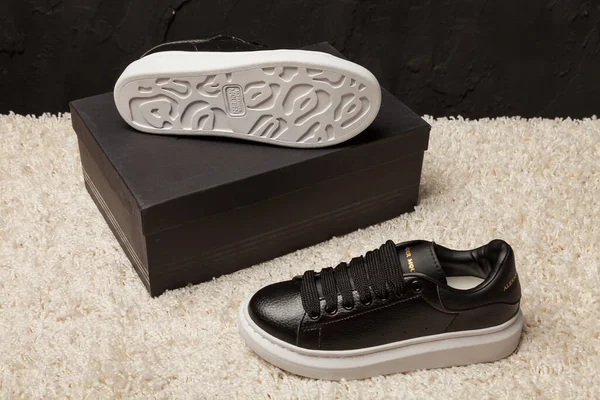 Yeni renkli ve güzel Adidas Mcqueen koşu ayakkabıları, spor ayakkabıları, spor ayakkabıları, spor ayakkabıları soyut arka planda bir marka kutusu olan logoyu gösteriyor. Spor ve günlük ayakkabı konsepti. Kyiv, Ukrayna-22 Nisan 2018