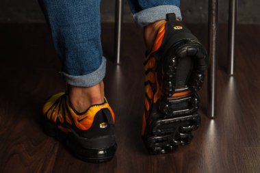 Yeni güzel renkli ve güzel Nike Air Max koşu ayakkabıları, spor ayakkabıları, spor ayakkabıları soyut arka planda bir marka kutusu olan logoyu gösteriyor. Spor ve günlük ayakkabı konsepti. Kyiv, Ukrayna-29 Ağustos 2018