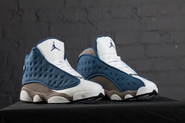 Yeni güzel renkli ve güzel Nike Air Max koşu ayakkabıları, spor ayakkabıları, spor ayakkabıları soyut arka planda bir marka kutusu olan logolar gösteriyor. Spor ve günlük ayakkabı konsepti. Kyiv, Ukrayna-9 Aralık 2017