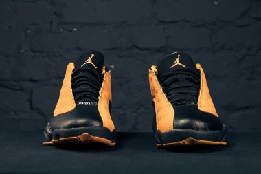 Yeni güzel renkli ve güzel Nike Air Max koşu ayakkabıları, spor ayakkabıları, spor ayakkabıları soyut arka planda bir marka kutusu olan logoyu gösteriyor. Spor ve günlük ayakkabı konsepti. Kyiv, Ukrayna-8 Şubat 2018