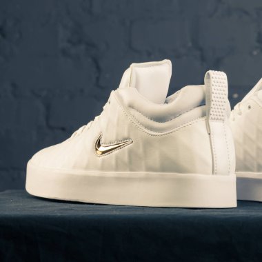 Yeni güzel renkli ve güzel Nike Air Max koşu ayakkabıları, spor ayakkabıları, spor ayakkabıları soyut arka planda bir marka kutusu olan logolar gösteriyor. Spor ve günlük ayakkabı konsepti. Kyiv, Ukrayna-9 Aralık 2017