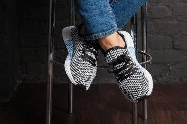 Yeni renkli ve güzel Adidas Iniki koşu ayakkabıları, spor ayakkabıları, spor ayakkabıları, soyut arka planda bir marka kutusu olan logoyu gösteren spor ayakkabıları. Spor ve günlük ayakkabı konsepti. Kyiv, Ukrayna - 26 Temmuz 2018