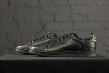 Yeni güzel renkli ve güzel Adidas Runsom koşu ayakkabıları, spor ayakkabıları, spor ayakkabıları soyut arka planda bir marka kutusu olan logoyu gösteriyor. Spor ve günlük ayakkabı konsepti. Kyiv, Ukrayna-8 Kasım 2017