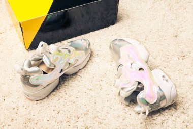 Yeni renkli ve güzel Nike Air Max koşu ayakkabıları, spor ayakkabıları, spor ayakkabıları soyut arka planda bir marka kutusu olan logoyu gösteren ayakkabılar. Spor ve günlük ayakkabı konsepti. Kyiv, Ukrayna-11 Nisan 2018