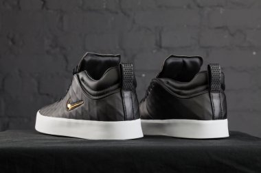 Yeni güzel renkli ve güzel Nike Air Max koşu ayakkabıları, spor ayakkabıları, spor ayakkabıları soyut arka planda bir marka kutusu olan logolar gösteriyor. Spor ve günlük ayakkabı konsepti. Kyiv, Ukrayna-9 Aralık 2017