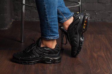 Yeni renkli ve güzel Nike Air Max koşu ayakkabıları, spor ayakkabıları, spor ayakkabıları soyut arka planda bir marka kutusu olan logoyu gösteren ayakkabılar. Spor ve günlük ayakkabı konsepti. Kyiv, Ukrayna - 26 Temmuz 2018