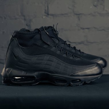 Yeni güzel renkli ve güzel Nike Air Max koşu ayakkabıları, spor ayakkabıları, spor ayakkabıları soyut arka planda bir marka kutusu olan logolar gösteriyor. Spor ve günlük ayakkabı konsepti. Kyiv, Ukrayna-24 Kasım 2017