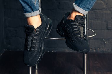 Yeni renkli ve güzel Nike Air Max koşu ayakkabıları, spor ayakkabıları, spor ayakkabıları soyut arka planda bir marka kutusu olan logoyu gösteren ayakkabılar. Spor ve günlük ayakkabı konsepti. Kyiv, Ukrayna-4 Ağustos 2018