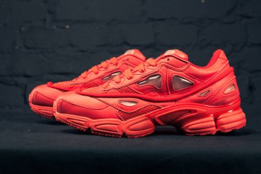 Yeni renkli ve güzel Adidas Iniki koşu ayakkabıları, spor ayakkabıları, spor ayakkabıları, spor ayakkabıları soyut arka planda bir marka kutusu olan logoyu gösteriyor. Spor ve günlük ayakkabı konsepti. Kyiv, Ukrayna-8 Şubat 2018