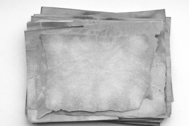 Eski kağıt çarşaf. Toz ve kirli lekelerle dolu boş bir arka plan. Eski ve antika sanat konsepti. Ayrıntılı yakın çekim stüdyo çekimi. Ön manzara. Ayarlanmış