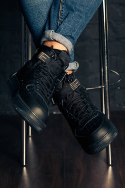 Yeni güzel renkli ve güzel Nike Air Max koşu ayakkabıları, spor ayakkabıları, spor ayakkabıları soyut arka planda bir marka kutusu olan logoyu gösteriyor. Spor ve günlük ayakkabı konsepti. Kyiv, Ukrayna-26 Ağustos 2018