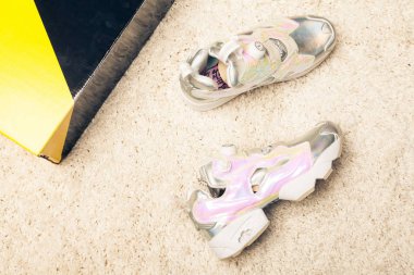 Yeni renkli ve güzel Nike Air Max koşu ayakkabıları, spor ayakkabıları, spor ayakkabıları soyut arka planda bir marka kutusu olan logoyu gösteren ayakkabılar. Spor ve günlük ayakkabı konsepti. Kyiv, Ukrayna-11 Nisan 2018