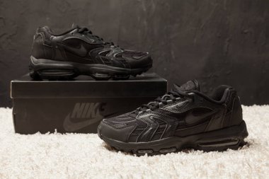 Yeni güzel renkli ve güzel Nike Air Max koşu ayakkabıları, spor ayakkabıları, spor ayakkabıları soyut arka planda bir marka kutusu olan logoyu gösteriyor. Spor ve günlük ayakkabı konsepti. Kyiv, Ukrayna-7 Mart 2018