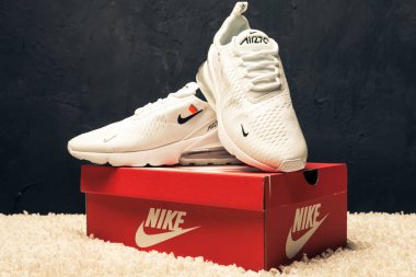 Yeni güzel renkli ve güzel Nike Air Max koşu ayakkabıları, spor ayakkabıları, spor ayakkabıları soyut arka planda bir marka kutusu olan logoyu gösteriyor. Spor ve günlük ayakkabı konsepti. Kyiv, Ukrayna-23 Ağustos 2018