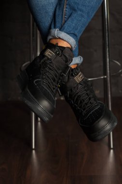 Yeni güzel renkli ve güzel Nike Air Max koşu ayakkabıları, spor ayakkabıları, spor ayakkabıları soyut arka planda bir marka kutusu olan logoyu gösteriyor. Spor ve günlük ayakkabı konsepti. Kyiv, Ukrayna-26 Ağustos 2018