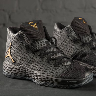Yeni güzel renkli ve güzel Nike Air Max koşu ayakkabıları, spor ayakkabıları, spor ayakkabıları soyut arka planda bir marka kutusu olan logolar gösteriyor. Spor ve günlük ayakkabı konsepti. Kyiv, Ukrayna-8 Kasım 2017