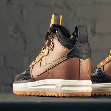 Yeni güzel renkli ve güzel Nike Air Max koşu ayakkabıları, spor ayakkabıları, spor ayakkabıları soyut arka planda bir marka kutusu olan logolar gösteriyor. Spor ve günlük ayakkabı konsepti. Kyiv, Ukrayna-8 Kasım 2017