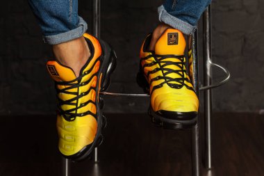 Yeni güzel renkli ve güzel Nike Air Max koşu ayakkabıları, spor ayakkabıları, spor ayakkabıları soyut arka planda bir marka kutusu olan logoyu gösteriyor. Spor ve günlük ayakkabı konsepti. Kyiv, Ukrayna-29 Ağustos 2018