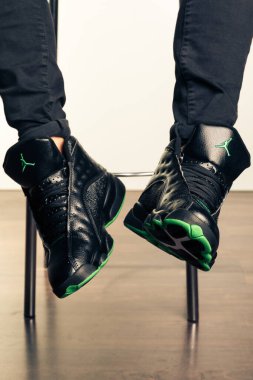 Renkli ve güzel Jordan Air Max koşu ayakkabıları, spor ayakkabıları, spor ayakkabıları, spor ayakkabıları soyut arka planda bir marka kutusu olan logo gösteriyor. Spor ve günlük ayakkabı konsepti. Kyiv, Ukrayna - 13 Eylül 2018