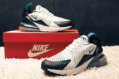 Yeni renkli ve güzel Nike Air Max koşu ayakkabıları, spor ayakkabıları, spor ayakkabıları soyut arka planda bir marka kutusu olan logoyu gösteren ayakkabılar. Spor ve günlük ayakkabı konsepti. Kyiv, Ukrayna-23 Mart 2018