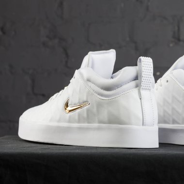 Yeni güzel renkli ve güzel Nike Air Max koşu ayakkabıları, spor ayakkabıları, spor ayakkabıları soyut arka planda bir marka kutusu olan logolar gösteriyor. Spor ve günlük ayakkabı konsepti. Kyiv, Ukrayna-9 Aralık 2017