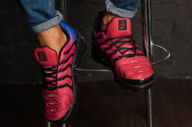 Yeni güzel renkli ve güzel Nike Air Max koşu ayakkabıları, spor ayakkabıları, spor ayakkabıları soyut arka planda bir marka kutusu olan logoyu gösteriyor. Spor ve günlük ayakkabı konsepti. Kyiv, Ukrayna-29 Ağustos 2018