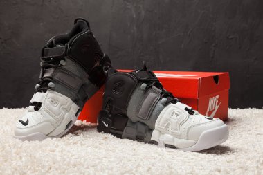 Yeni renkli ve güzel Nike Air Max koşu ayakkabıları, spor ayakkabıları, spor ayakkabıları soyut arka planda bir marka kutusu olan logoyu gösteren ayakkabılar. Spor ve günlük ayakkabı konsepti. Kyiv, Ukrayna-7 Ağustos 2018