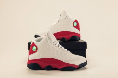 Yeni güzel renkli ve güzel Nike Air Max koşu ayakkabıları, spor ayakkabıları, spor ayakkabıları soyut arka planda bir marka kutusu olan logoyu gösteriyor. Spor ve günlük ayakkabı konsepti. Kyiv, Ukrayna - 2 Şubat 2018