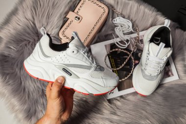 Yeni güzel renkli ve güzel Dior Air Max koşu ayakkabıları, spor ayakkabıları, spor ayakkabıları soyut arka planda bir marka kutusu olan logo gösteriyor. Spor ve günlük ayakkabı konsepti. Kyiv, Ukrayna - 13 Eylül 2018