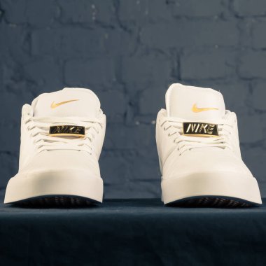 Yeni güzel renkli ve güzel Nike Air Max koşu ayakkabıları, spor ayakkabıları, spor ayakkabıları soyut arka planda bir marka kutusu olan logolar gösteriyor. Spor ve günlük ayakkabı konsepti. Kyiv, Ukrayna-9 Aralık 2017