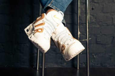 Yeni güzel renkli ve güzel Nike Air Max koşu ayakkabıları, spor ayakkabıları, spor ayakkabıları soyut arka planda bir marka kutusu olan logoyu gösteriyor. Spor ve günlük ayakkabı konsepti. Kyiv, Ukrayna-21 Ağustos 2018