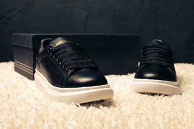 Yeni renkli ve güzel Adidas Mcqueen koşu ayakkabıları, spor ayakkabıları, spor ayakkabıları, spor ayakkabıları soyut arka planda bir marka kutusu olan logoyu gösteriyor. Spor ve günlük ayakkabı konsepti. Kyiv, Ukrayna-22 Nisan 2018