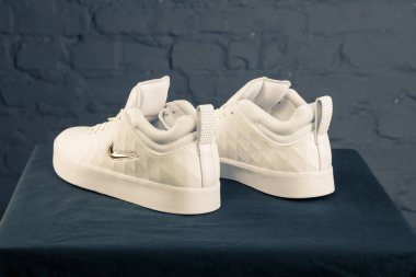 Yeni güzel renkli ve güzel Nike Air Max koşu ayakkabıları, spor ayakkabıları, spor ayakkabıları soyut arka planda bir marka kutusu olan logolar gösteriyor. Spor ve günlük ayakkabı konsepti. Kyiv, Ukrayna-9 Aralık 2017