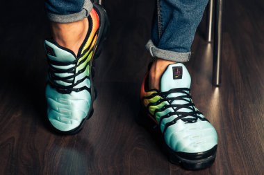 Yeni güzel renkli ve güzel Nike Air Max koşu ayakkabıları, spor ayakkabıları, spor ayakkabıları soyut arka planda bir marka kutusu olan logoyu gösteriyor. Spor ve günlük ayakkabı konsepti. Kyiv, Ukrayna-29 Ağustos 2018