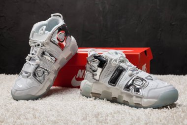 Yeni renkli ve güzel Nike Air Max koşu ayakkabıları, spor ayakkabıları, spor ayakkabıları soyut arka planda bir marka kutusu olan logoyu gösteren ayakkabılar. Spor ve günlük ayakkabı konsepti. Kyiv, Ukrayna-23 Mart 2018
