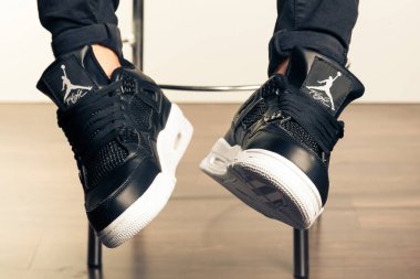 Renkli ve güzel Jordan Air Max koşu ayakkabıları, spor ayakkabıları, spor ayakkabıları, spor ayakkabıları soyut arka planda bir marka kutusu olan logo gösteriyor. Spor ve günlük ayakkabı konsepti. Kyiv, Ukrayna - 13 Eylül 2018