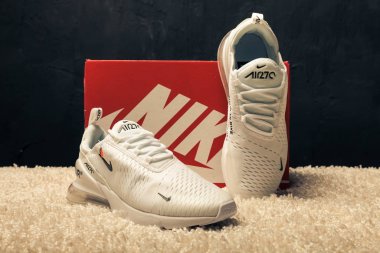 Yeni güzel renkli ve güzel Nike Air Max koşu ayakkabıları, spor ayakkabıları, spor ayakkabıları soyut arka planda bir marka kutusu olan logoyu gösteriyor. Spor ve günlük ayakkabı konsepti. Kyiv, Ukrayna-23 Ağustos 2018