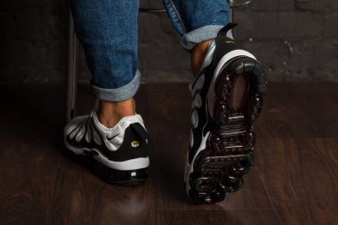 Yeni güzel renkli ve güzel Nike Air Max koşu ayakkabıları, spor ayakkabıları, spor ayakkabıları soyut arka planda bir marka kutusu olan logoyu gösteriyor. Spor ve günlük ayakkabı konsepti. Kyiv, Ukrayna-23 Ağustos 2018