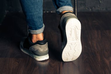 Yeni güzel renkli ve güzel Asics jeli koşu ayakkabıları, spor ayakkabıları, spor ayakkabıları soyut arka planda bir marka kutusu olan logoyu gösteriyor. Spor ve günlük ayakkabı konsepti. Kyiv, Ukrayna-26 Ağustos 2018