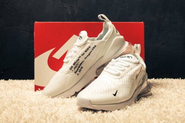 Yeni güzel renkli ve güzel Nike Air Max koşu ayakkabıları, spor ayakkabıları, spor ayakkabıları soyut arka planda bir marka kutusu olan logoyu gösteriyor. Spor ve günlük ayakkabı konsepti. Kyiv, Ukrayna-23 Ağustos 2018