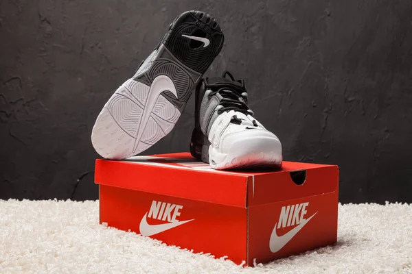 Новые Красивые Красивые Кроссовки Nike Air Max Тренажеры Логотип Фирменной — стоковое фото