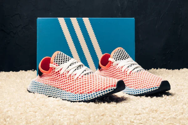 Gyönyörű Színes Szép Adidas Iniki Futócipő Tornacipő Tréner Amely Logót — Stock Fotó