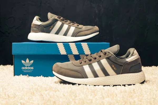 Nieuwe Mooie Kleurrijke Leuke Hardloopschoenen Sneakers Trainers Met Het Logo — Stockfoto