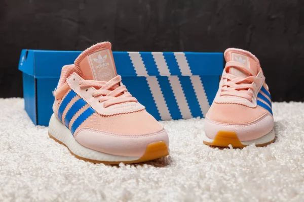 Gyönyörű Színes Szép Adidas Iniki Futócipő Tornacipő Tréner Mutatja Logó — Stock Fotó