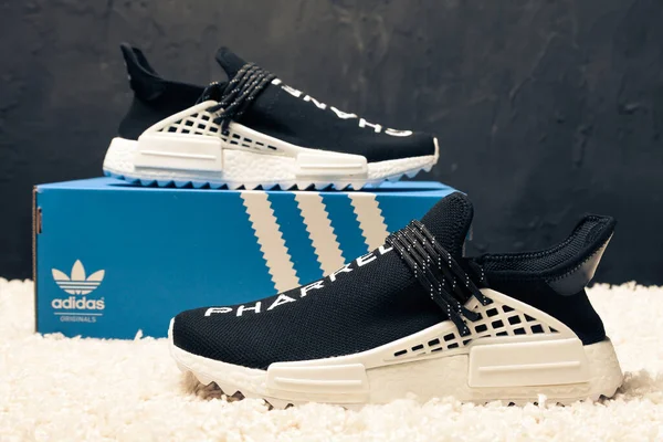 Adidas Chanel Baru Yang Berwarna Warni Dan Bagus Sepatu Lari — Stok Foto