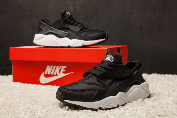 새롭고 다채롭고 나이키 와라슈 Nike Air Huarache 추상적 배경에 로고가 — 스톡 사진