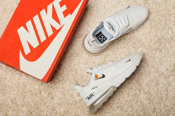 Новые Красивые Красивые Кроссовки Nike Air Max Тренажеры Логотип Фирменной — стоковое фото